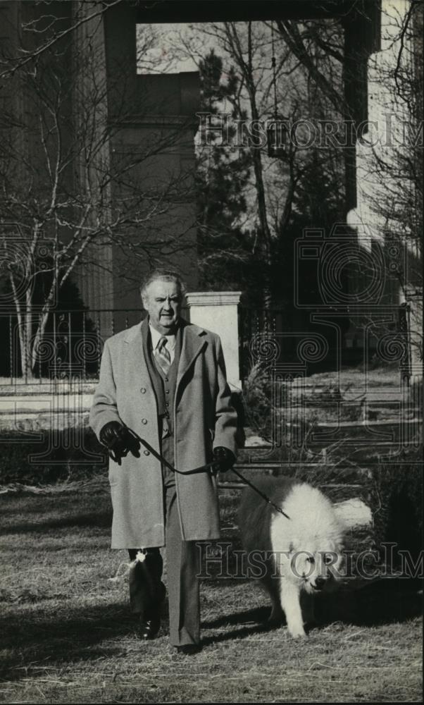 1980 Press Photo Wisconsin Governor Lee Dreyfus and his Great Pyrenees dog - Historic Images