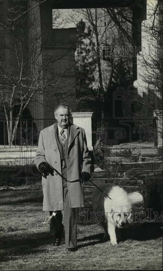 1980 Press Photo Wisconsin Governor Lee Dreyfus and his Great Pyrenees dog - Historic Images