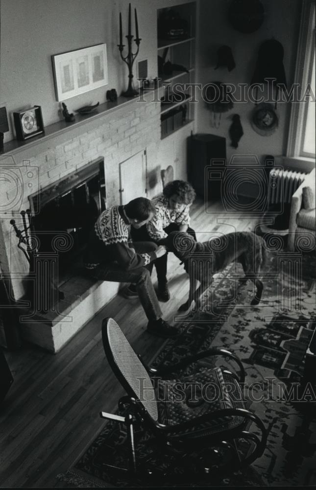 1989 Press Photo John Dillon and Johanna Melamed played with their dog, Moose - Historic Images