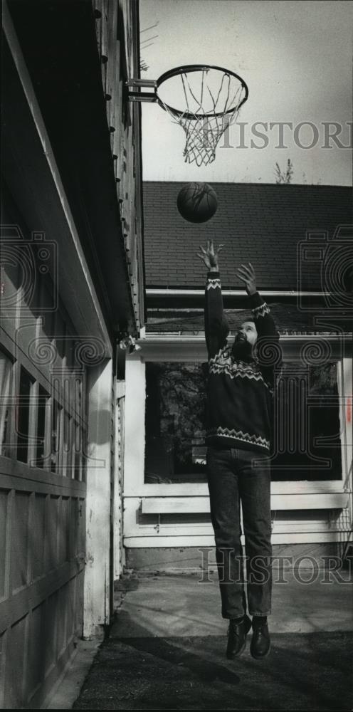 1989 Press Photo John Dillon playing basketball in his backyard - mja96015 - Historic Images