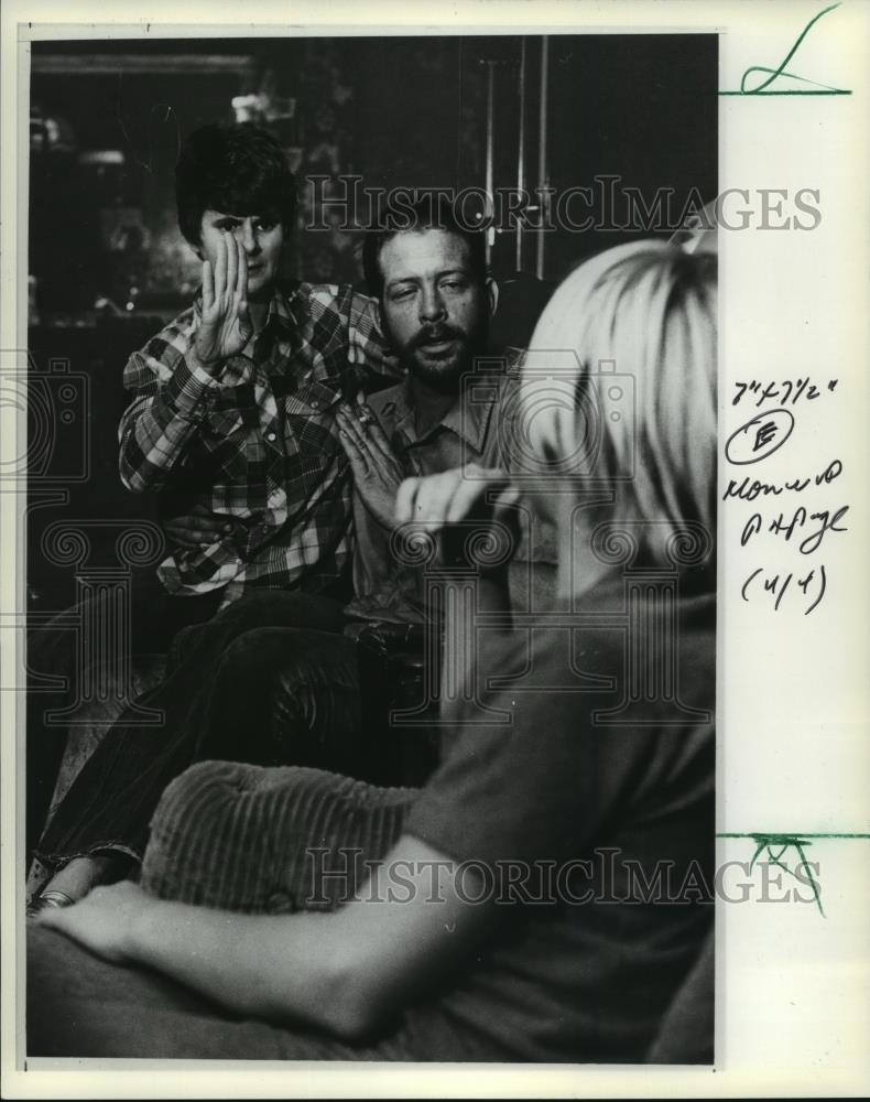 1983 Press Photo Adams, his wife, Susan and son, John talking in sign language - Historic Images