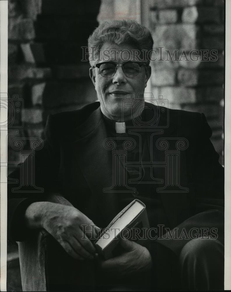 1978 Press Photo Father Matthias Patrick Cremer holds book - mja96077 - Historic Images