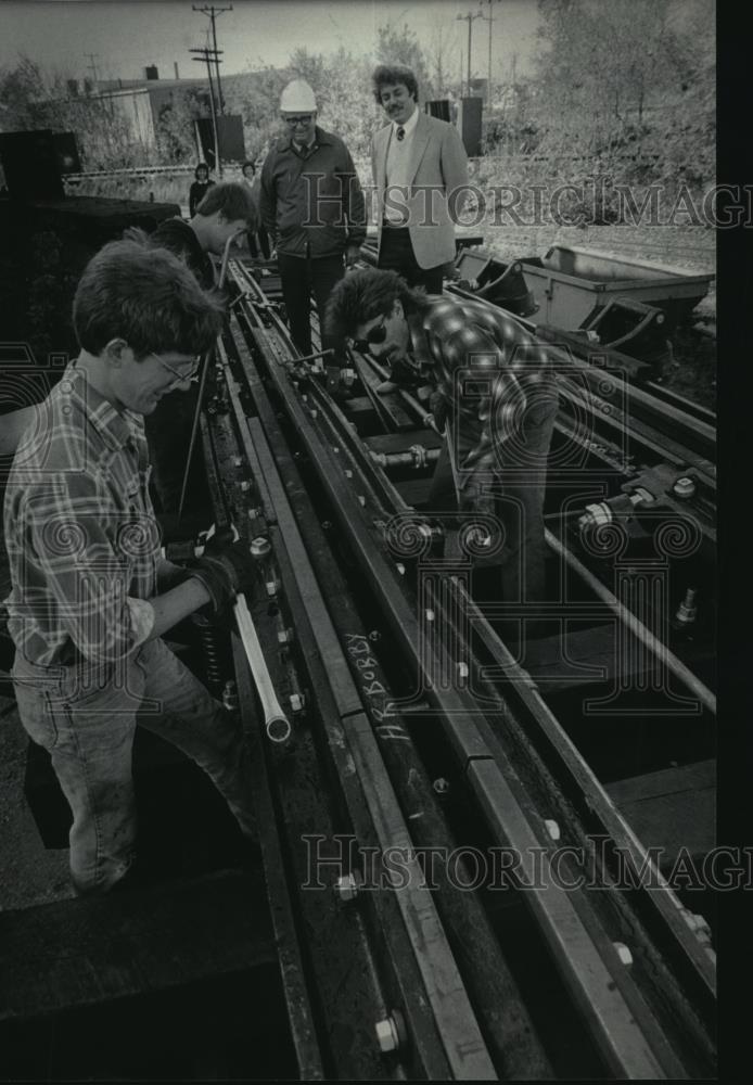 1985 Press Photo David DeRuyter and James Fortune from Deco Industries Inc. - Historic Images