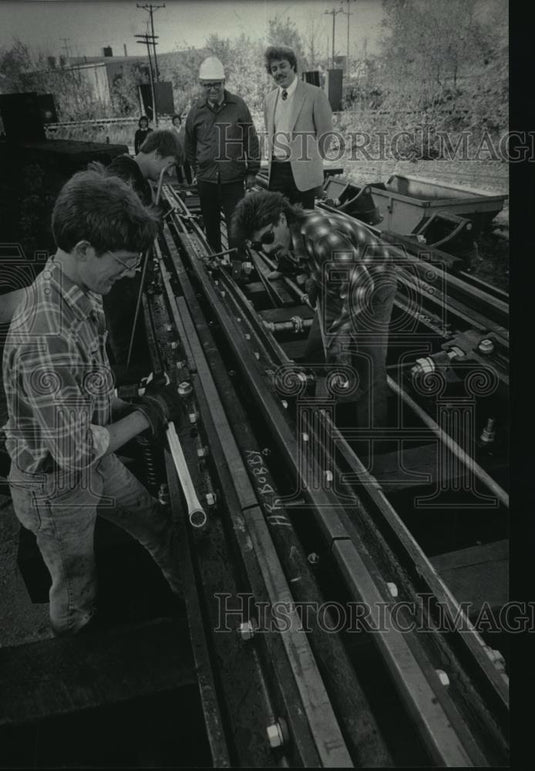 1985 Press Photo David DeRuyter and James Fortune from Deco Industries Inc. - Historic Images