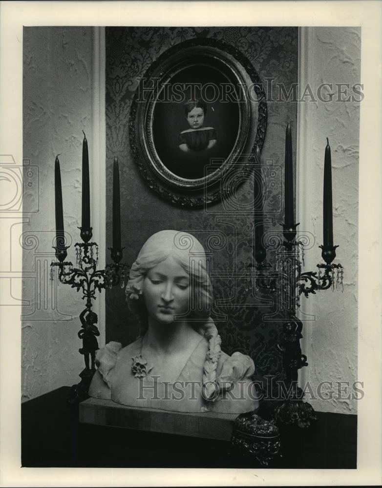 1984 Press Photo Marble Bust From South Division High School Owned by Dowling - Historic Images