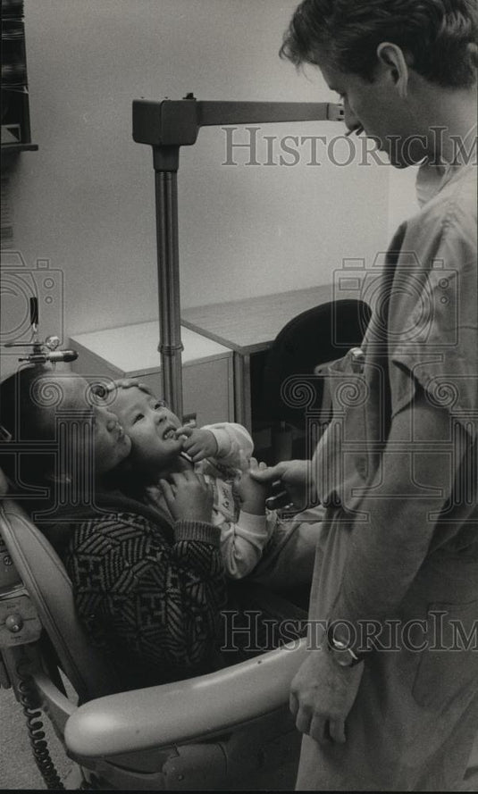 1993 Press Photo Ka Yang with Zoua Her, mother, with Kevin Valusek, dentist - Historic Images