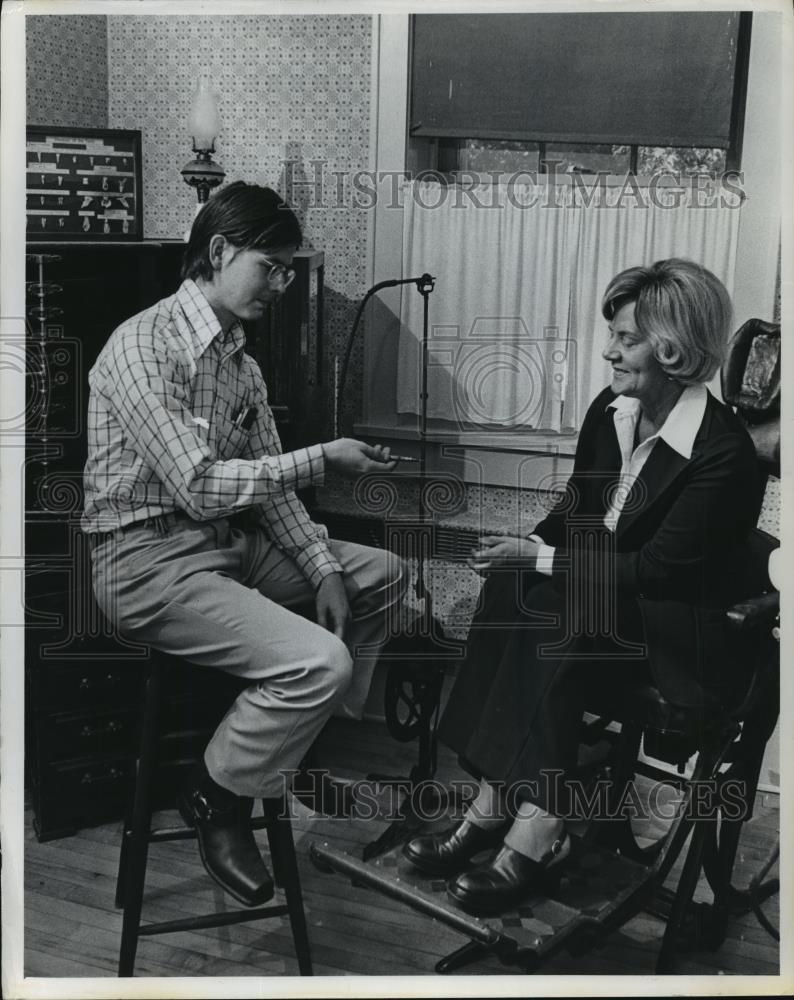 1976 Press Photo Ada Bauman and Steven Johnson look over drill at dentist office - Historic Images