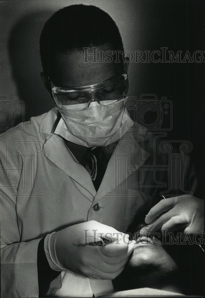 1992 Press Photo Dentist Trent Moore with a patient in his Milwaukee office - Historic Images