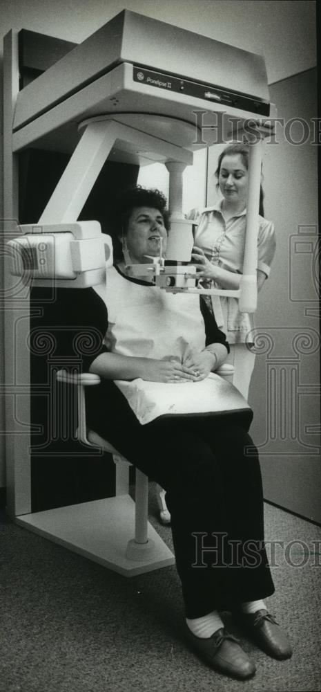1982 Press Photo Dental assistant X-rays patient's teeth in Zayre Store, Racine - Historic Images
