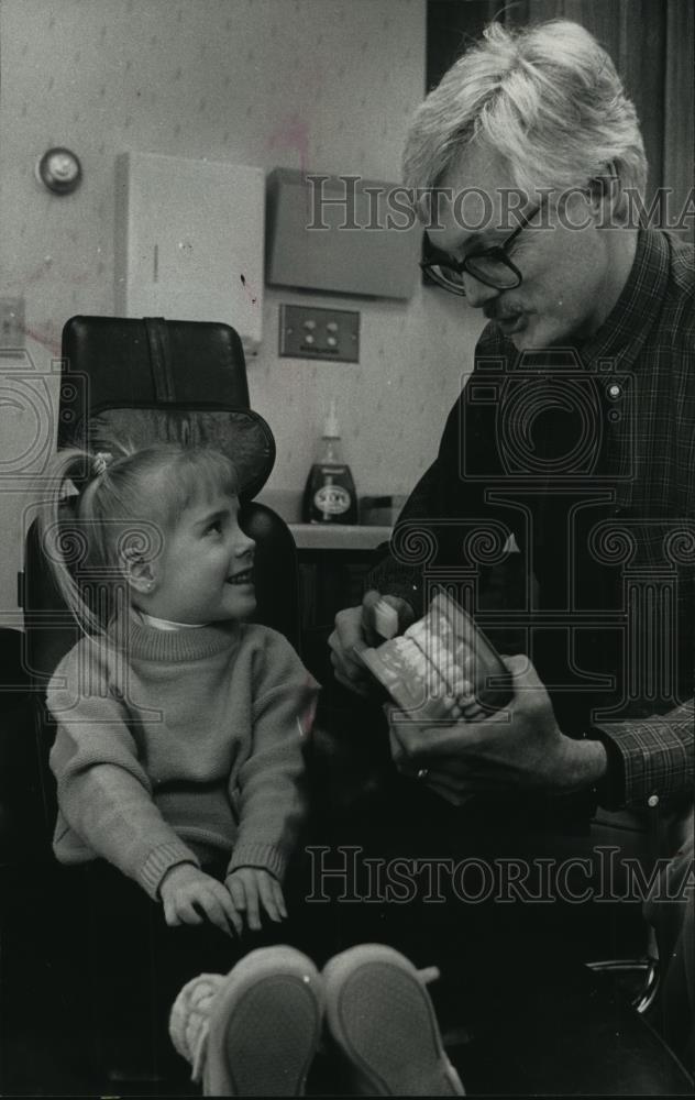 1989 Press Photo Dentist Michael E. McGinn with Kennedi Graham - mja96305 - Historic Images