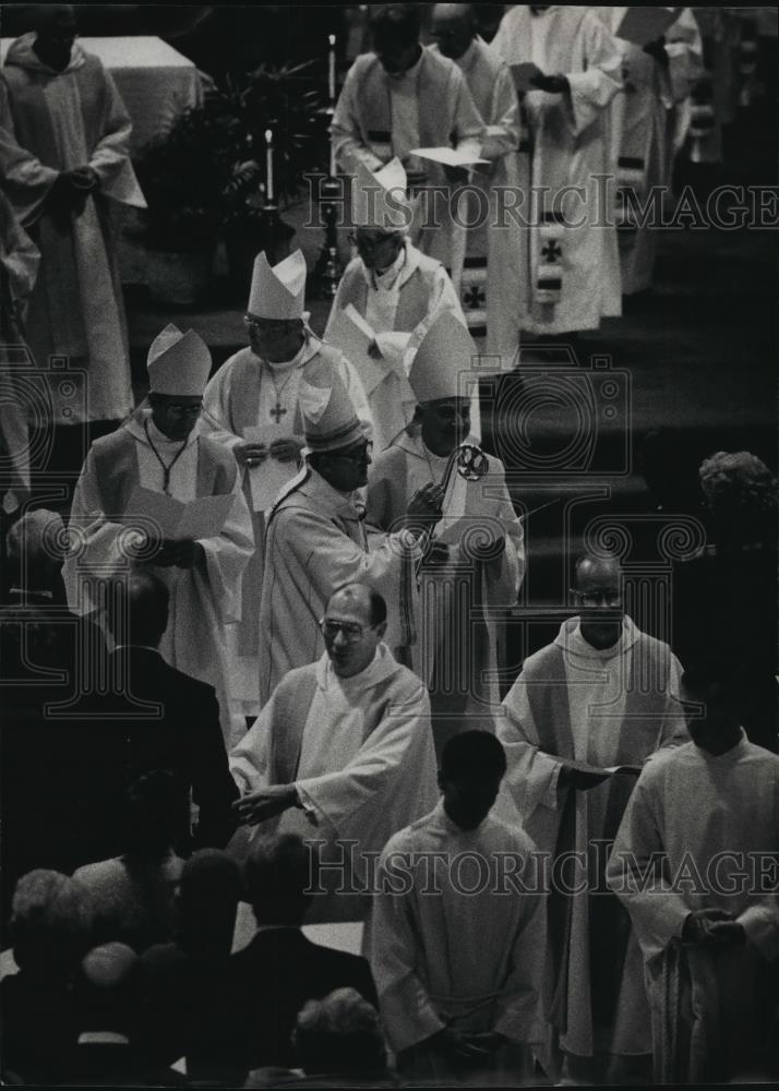 1990 Press Photo Father Albert J. DiUlio&#39;s inauguration at Marquette University - Historic Images