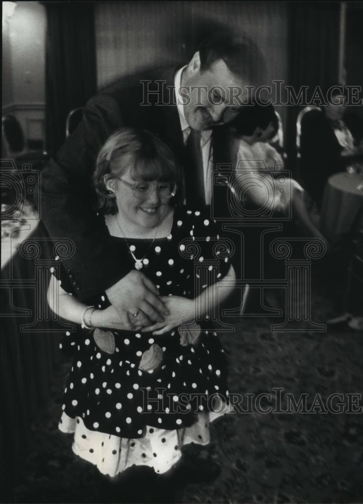 1990 Press Photo Lee S. Dreyfus Jr. hugs his daughter Kathleen - mja96375 - Historic Images