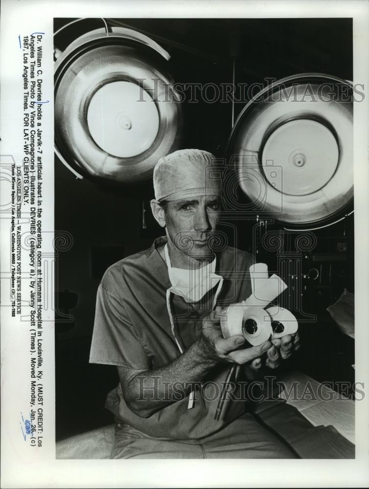 1987 Press Photo Dr. William C. Devries holds an artificial heart in Kentucky - Historic Images