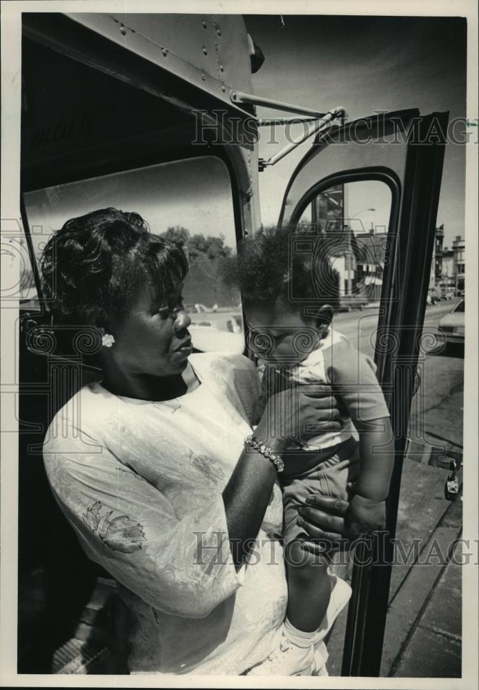 1987 Press Photo Melvina Hill and son Antonio boarding bus to visit his father - Historic Images