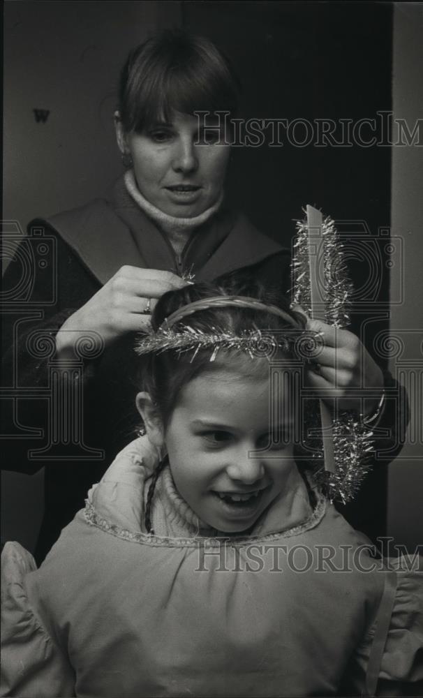 1988 Press Photo Janet Harck puts a halo on her daughter Katie in Delafield, WI - Historic Images