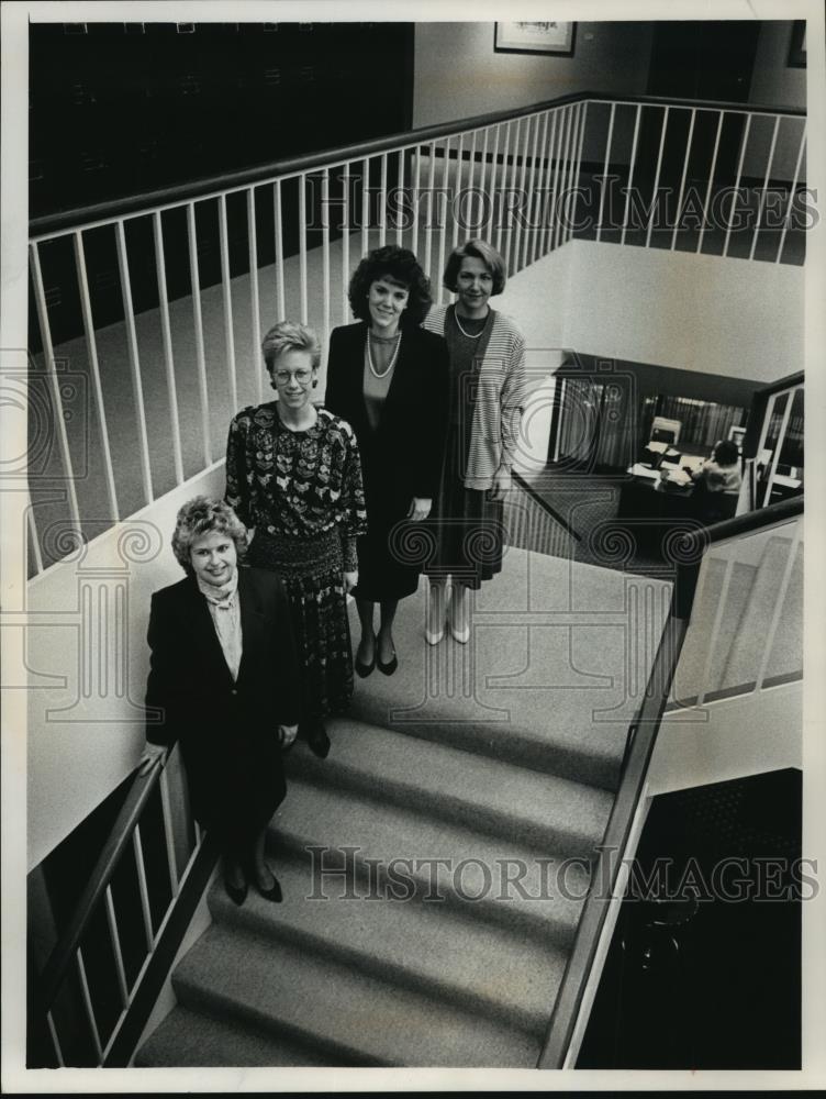 1989 Press Photo Secretaries of Bank One Milwaukee and Banc One Wisconsin Corp. - Historic Images