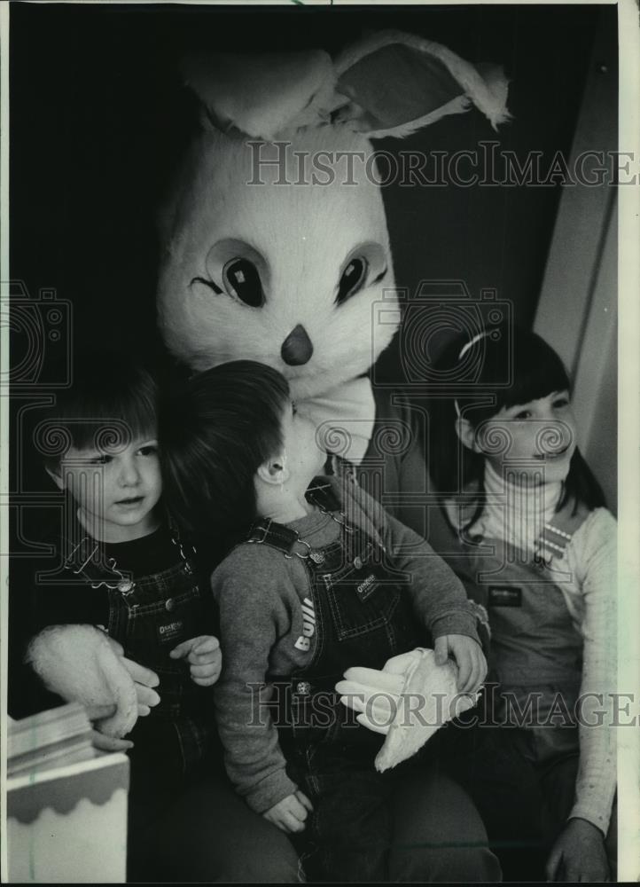 1985 Press Photo Kids and Easter bunny at Southridge Shopping Center, Greendale - Historic Images