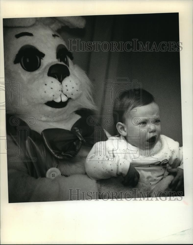 1994 Press Photo Vito Colano with the Easter Bunny at Southridge Shopping Center - Historic Images