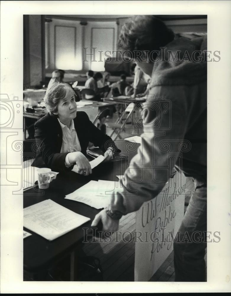 1982 Press Photo Sheila Earl, wife of Wisconsin Governor, at Memorial Union - Historic Images