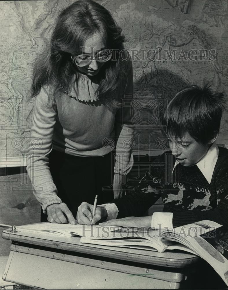 1986 Press Photo Jean Wantz teaches her son Matt in their Wisconsin home - Historic Images