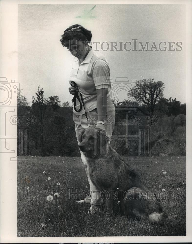 1988 Press Photo Lisa Mittelstaedt working with Natty, a Duckpond Retriever dog - Historic Images