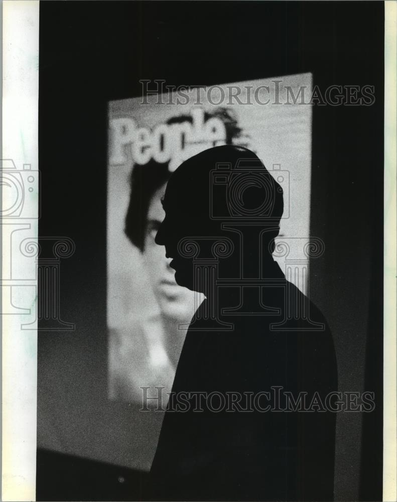 1982 Press Photo Publisher Richard Durrell talks for audience - mja96694 - Historic Images