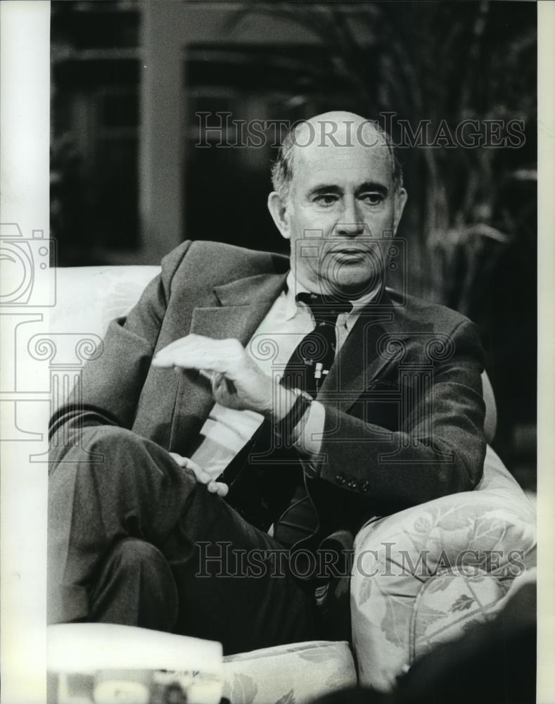 1982 Press Photo People magazine publisher Richard Durrell in interview - Historic Images