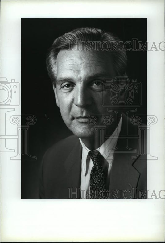 1997 Press Photo Robert C. Dufek real estate broker for Siegel-Gallagher MC - Historic Images