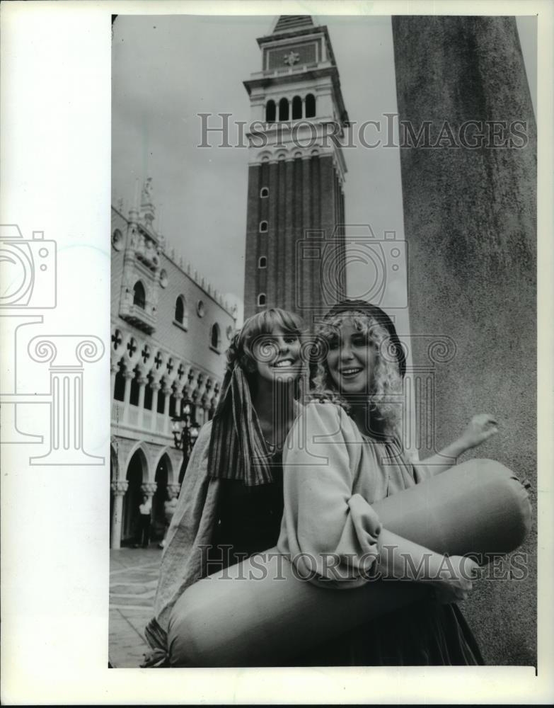 1982 Press Photo Two street mimes entertain visitors in Disney World, Italy - Historic Images