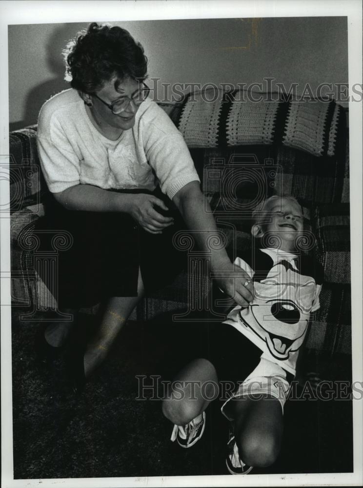 Press Photo Cheryl Sella and her son David play in their Menomonee Falls home - Historic Images