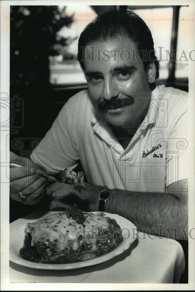 1991 Press Photo Sal DiStefano samples the lasagna at Salvatore&#39;s Ill - Historic Images