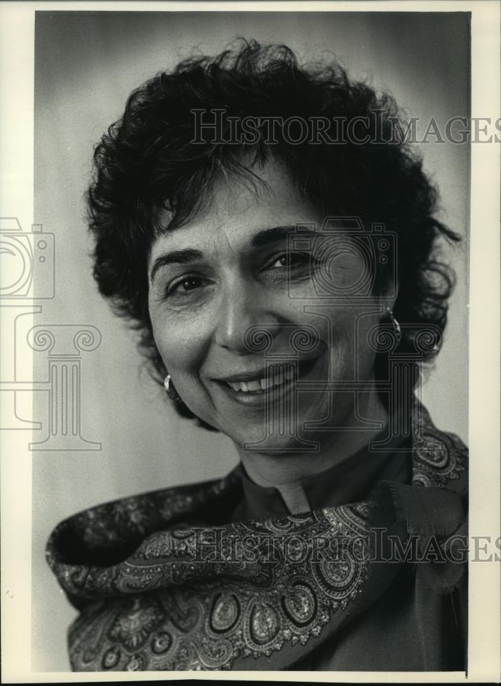 1983 Press Photo Eve Dicker, involved in training deaf teachers and interpreters - Historic Images