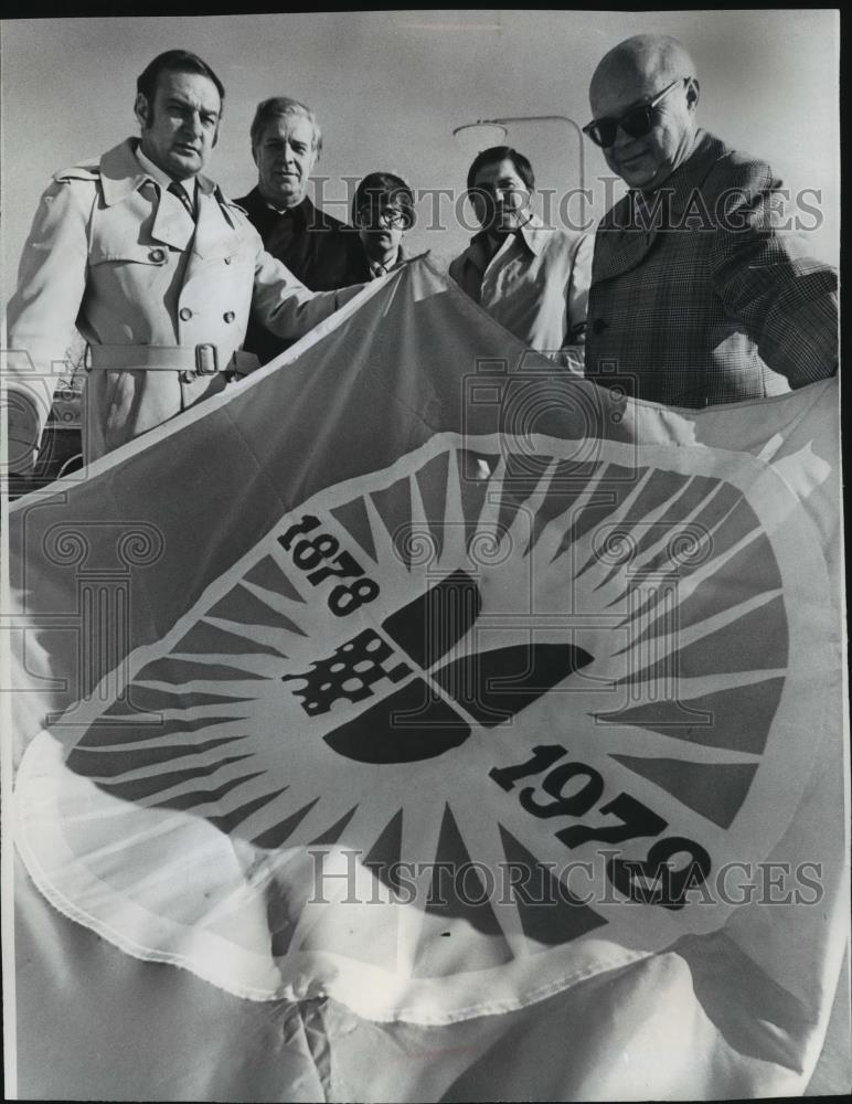 1978 Press Photo Centennial flag raised by David Drosdick and others, Wisconsin - Historic Images