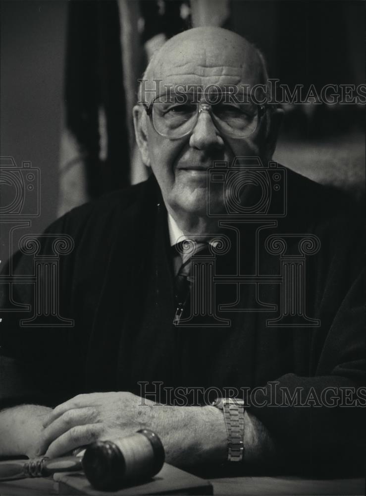 1987 Press Photo Judge Charles Dewey in Mukwonago, Wisconsin - mja96913 - Historic Images