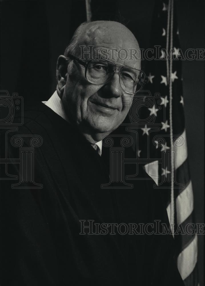 1987 Press Photo Charles Dewey, Mukwonago, Wisconsin, municipal judge since 1952 - Historic Images