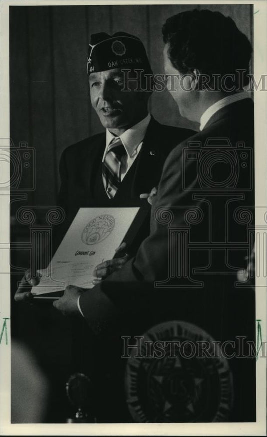 1983 Press Photo Richard Edlebeck receives Award for Saving Motorist's life - Historic Images