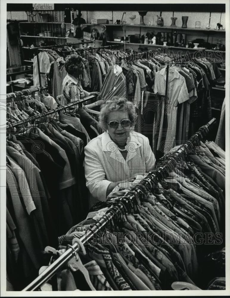 1989 Press Photo Dorothy Strutz, head manager of the Economy Center - mja96973 - Historic Images