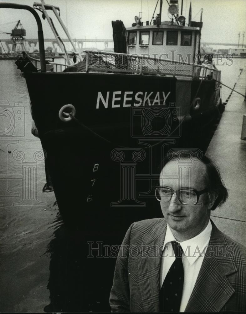 1980 Press Photo David Edgington In Front of Neeskay Vessel on Lake Michigan - Historic Images