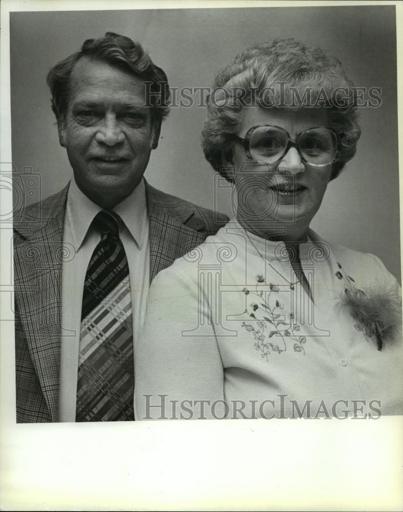 1981 Press Photo Superintendent Gene Edgette and Wife Bea Edgette in Pewaukee - Historic Images