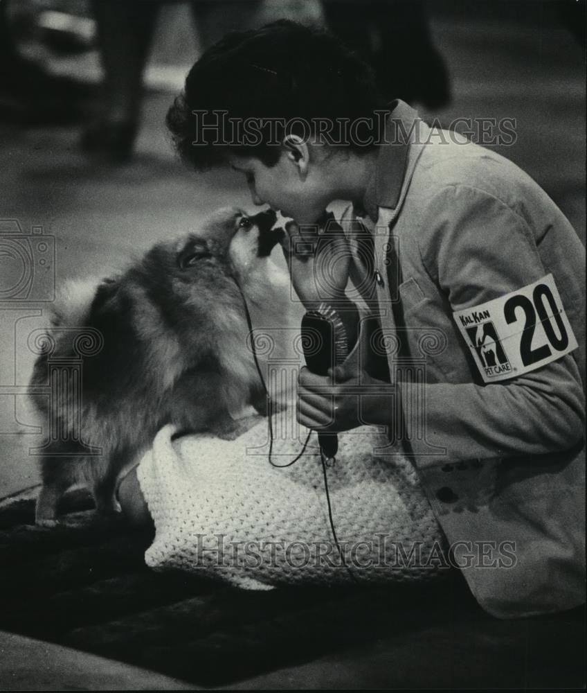 1986 Press Photo Tanya Wehrle plays with her Pomeranian, Mugwam, at a dog show - Historic Images
