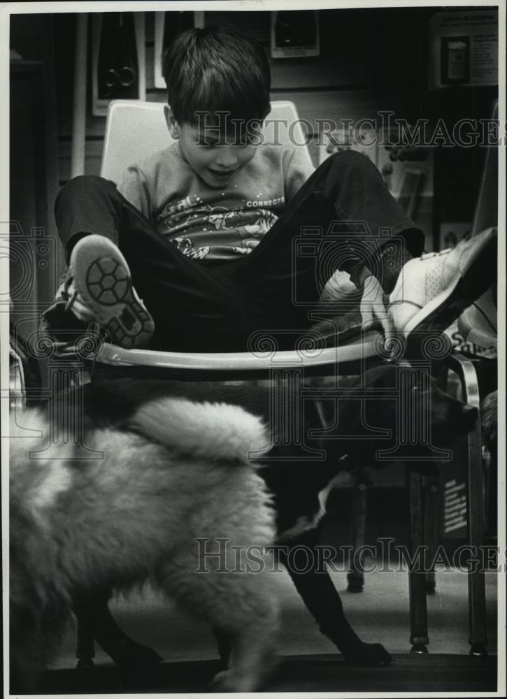 1991 Press Photo During dog training session Nicky Hammel let dog under his legs - Historic Images