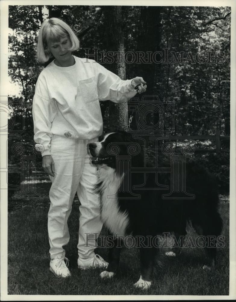 1989 Press Photo Sandy Ongamach with one of her Bernese puppies - mja97118 - Historic Images