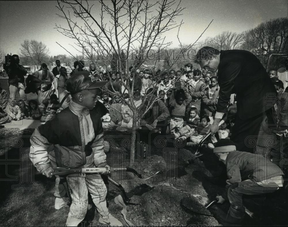 1991 Press Photo Milwaukee Mayor Norquist and children plant a tree on Earth Day - Historic Images