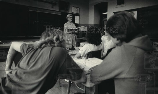 1987 Press Photo Teacher Gloria Underberg teaching her class American literature - Historic Images