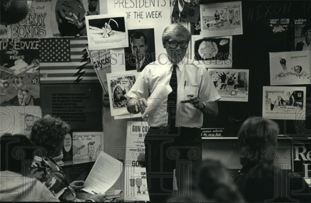 1987 Press Photo Teacher Chuck Serwin leading a history discussion in his class - Historic Images