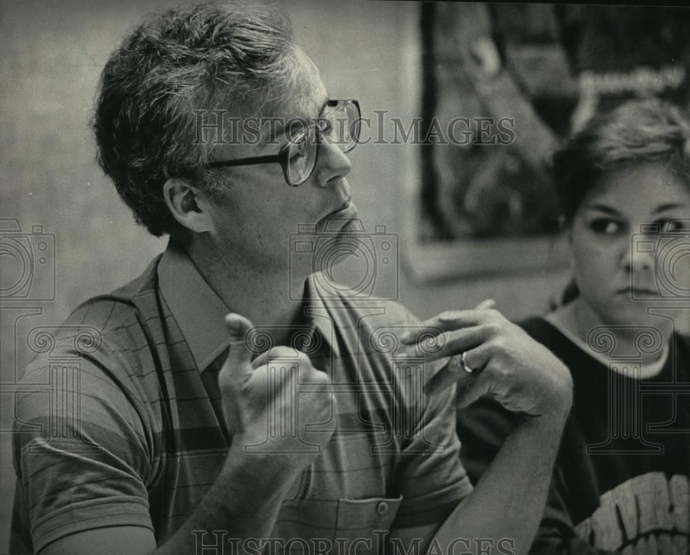 1987 Press Photo Teacher Duane Stein talks to class, Waukesha North High School - Historic Images