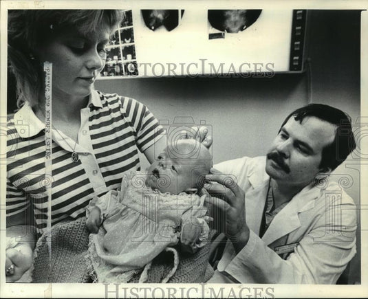 1985 Press Photo Jessica Zillmer held by mother Suzanne Hanson with Roger Mixter - Historic Images
