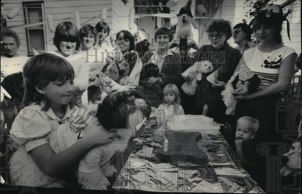 1985 Press Photo Amy Burns celebrates her dog, Gizmo&#39;s first birthday at a party - Historic Images