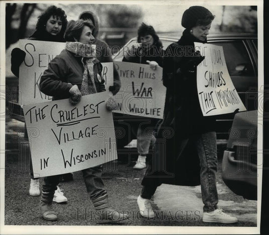 1990 Press Photo Protesters with placards denouncing killing deer in River Hills - Historic Images