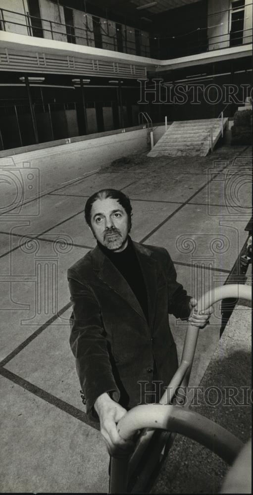 1980 Press Photo Hart Doonley in an old pool at Center St. Natatorium, his home - Historic Images